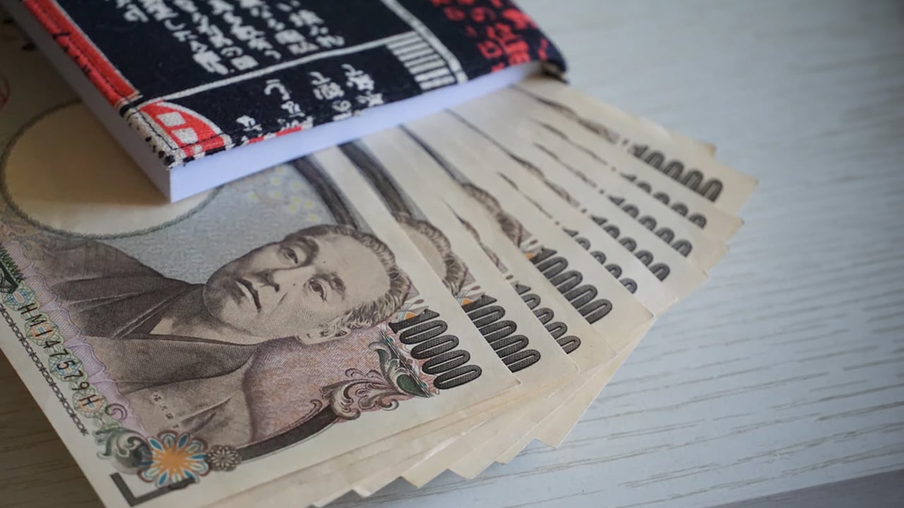 Japanese Yen Tumbles to 34-Year Low Against Soaring US Dollar