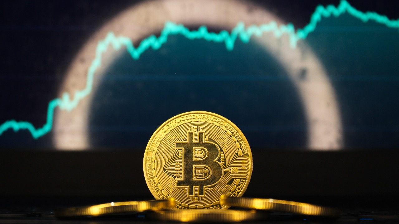 Bitcoin and Ether ETFs Open the Week with Strong Inflows