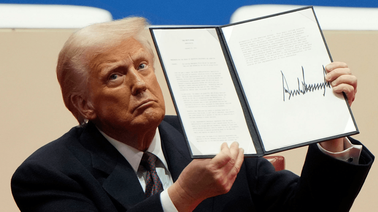Trump Bans Debanking, Citing 'Digital Asset Industry' Targeting