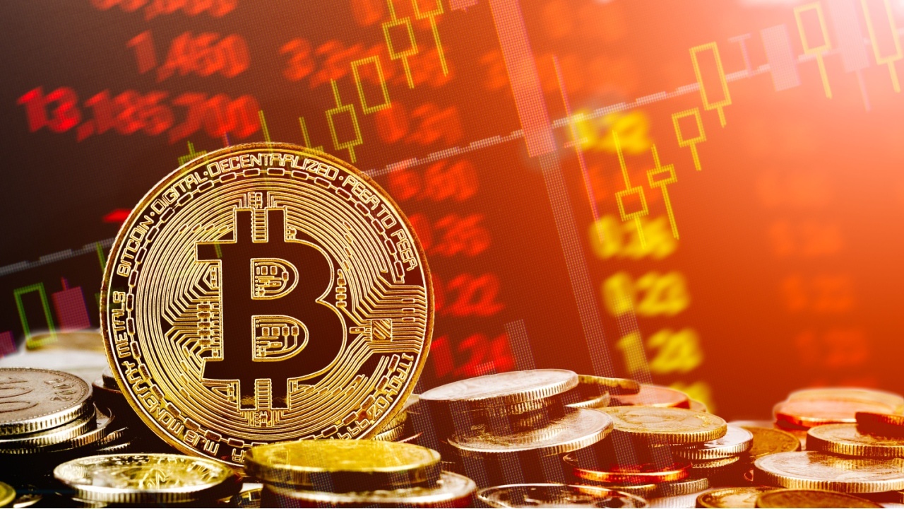 Crypto ETFs Extend Losing Streak With Nearly $1 Billion in Redemptions