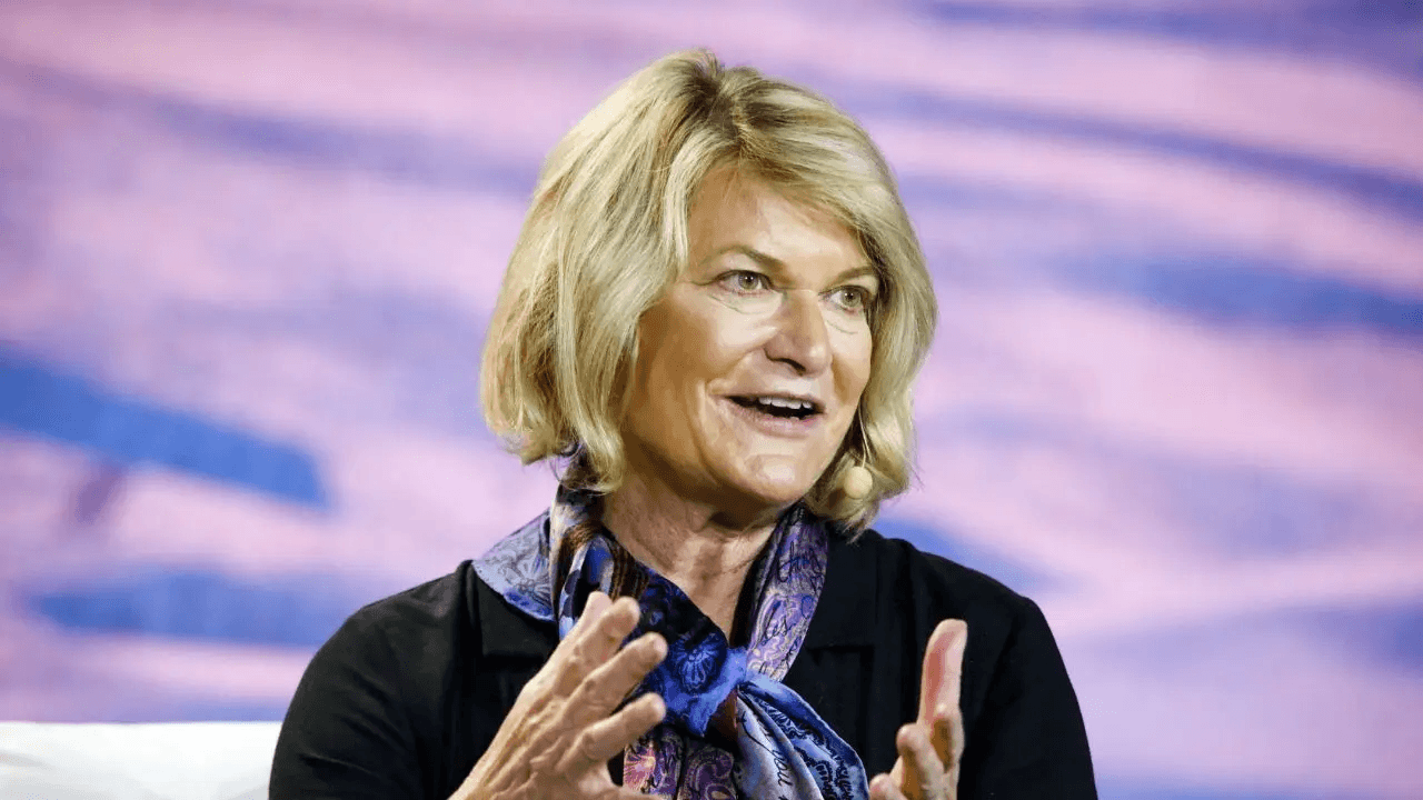 Image of Cynthia Lummis talking on Stage