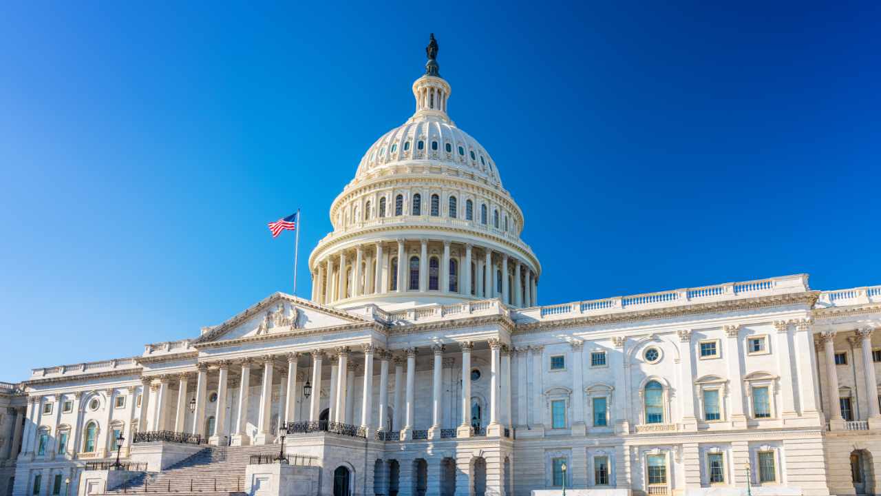 Image of US senate from a distance.